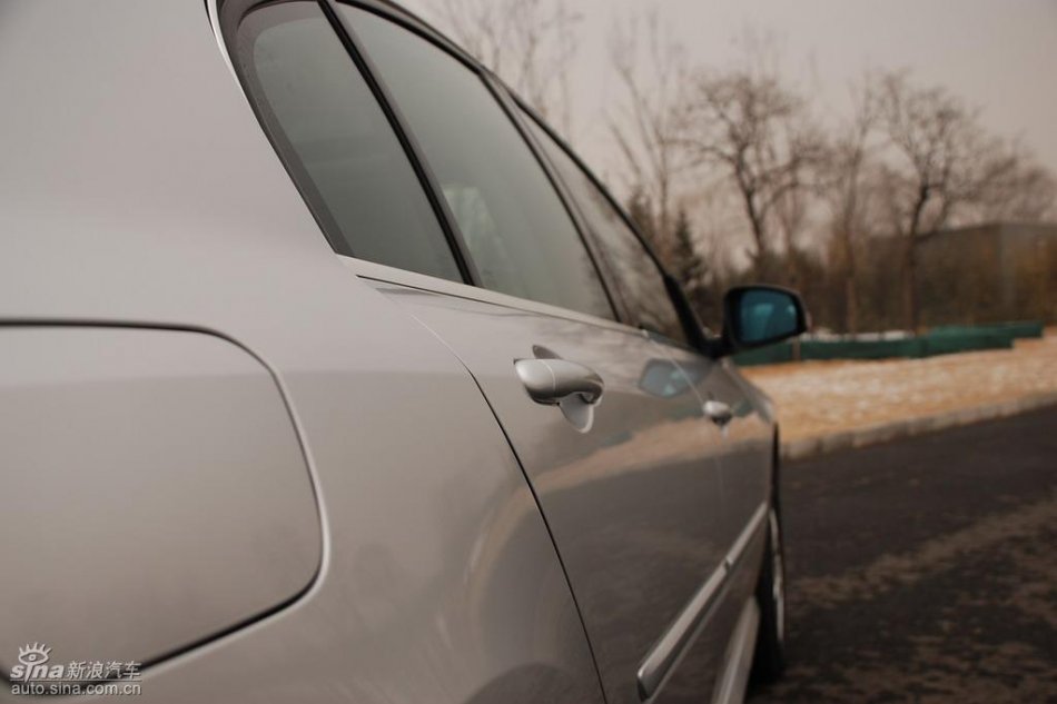 雷诺拉古娜外观实拍图