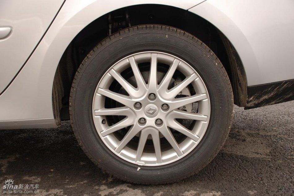 雷诺拉古娜外观实拍图