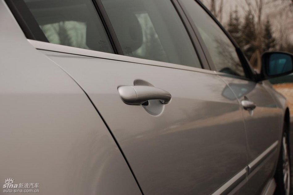 雷诺拉古娜外观实拍图