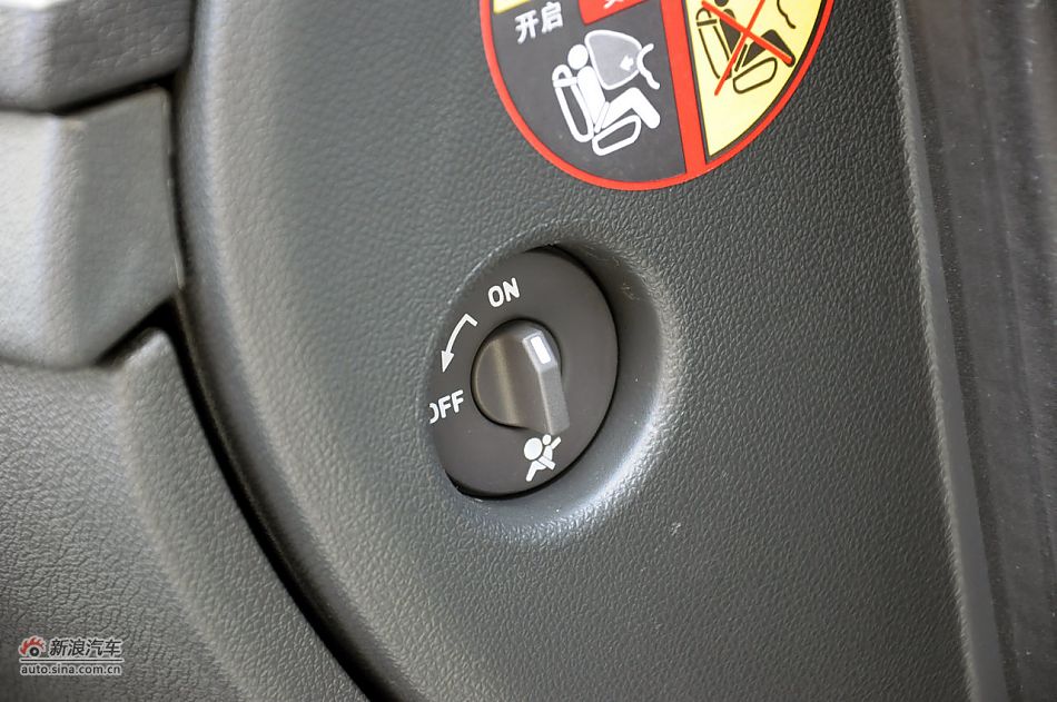 2011款梅甘娜CC实拍