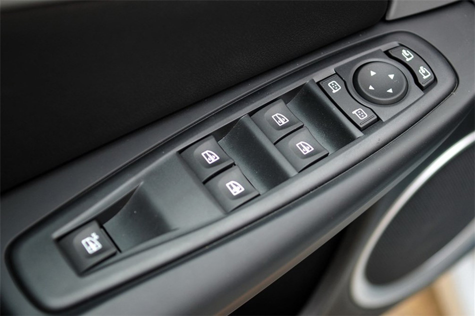 梅甘娜CC 2011款 2.0L CVT 时尚导航版 空间