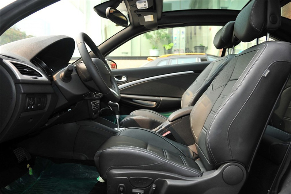 梅甘娜CC 2011款 2.0L CVT 时尚导航版 空间