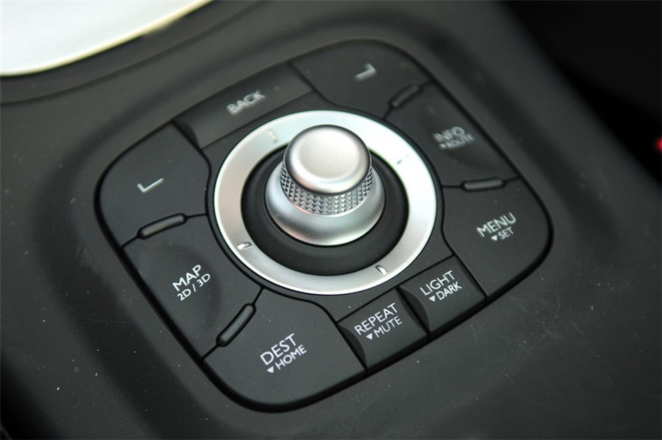 梅甘娜CC 2011款 2.0L CVT 时尚导航版 内饰