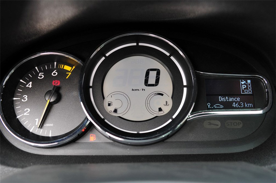 梅甘娜CC 2011款 2.0L CVT 时尚导航版 内饰