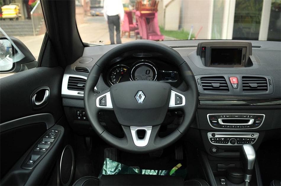 梅甘娜CC 2011款 2.0L CVT 时尚导航版 内饰