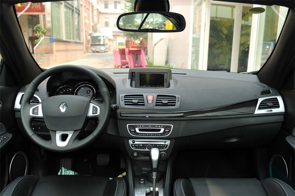 梅甘娜CC 2011款 2.0L CVT 时尚导航版 内饰