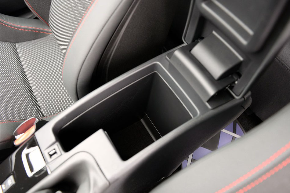 2014款 R.S. 2.0T 赛版 座椅空间