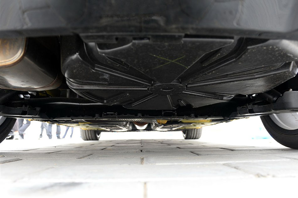 2014款 R.S. 2.0T 赛版 引擎底盘