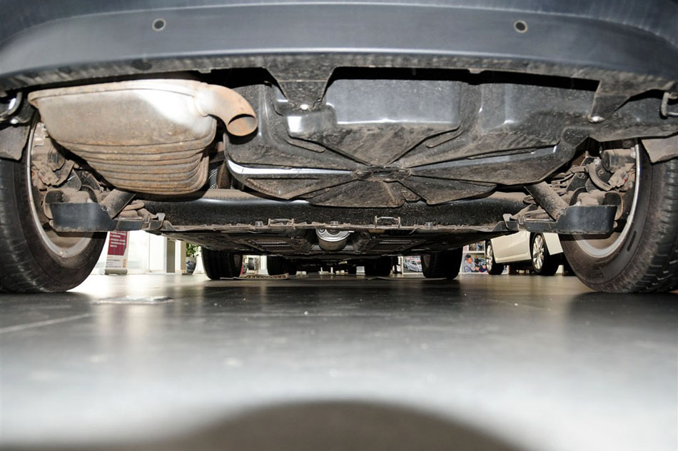 2012款 2.0 风景舒适版 引擎底盘