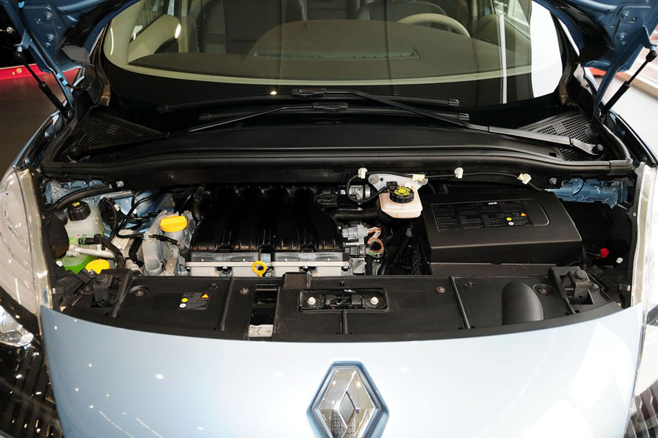 2012款 2.0 风景舒适版 引擎底盘