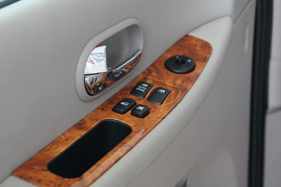 东风悦达起亚嘉华电动车门