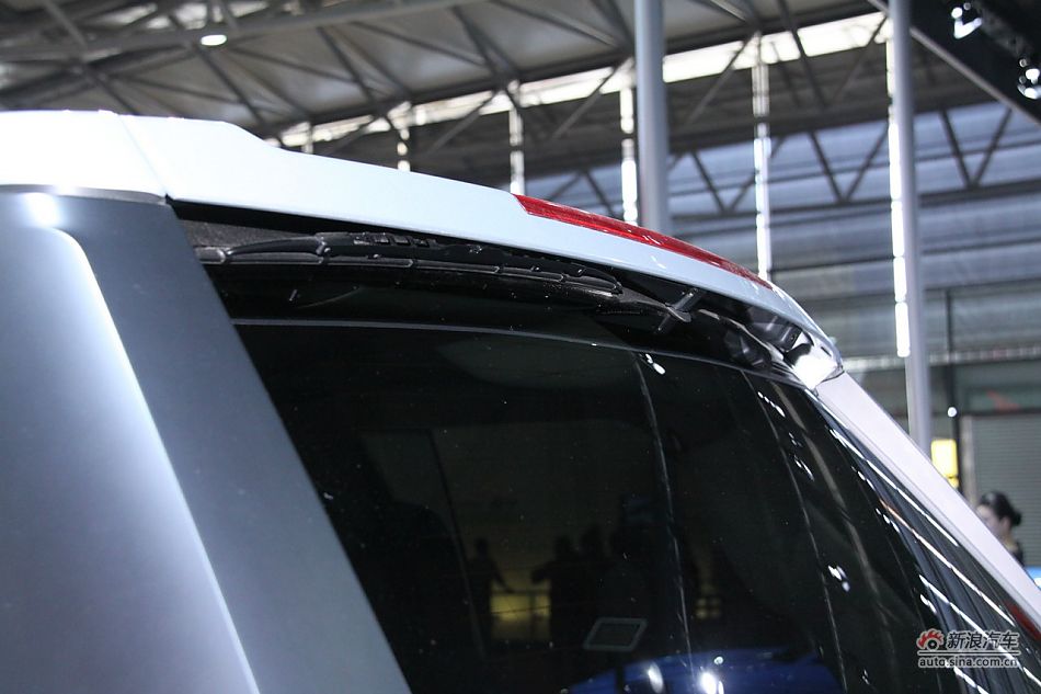 路虎揽胜尊崇创世版机械增压车