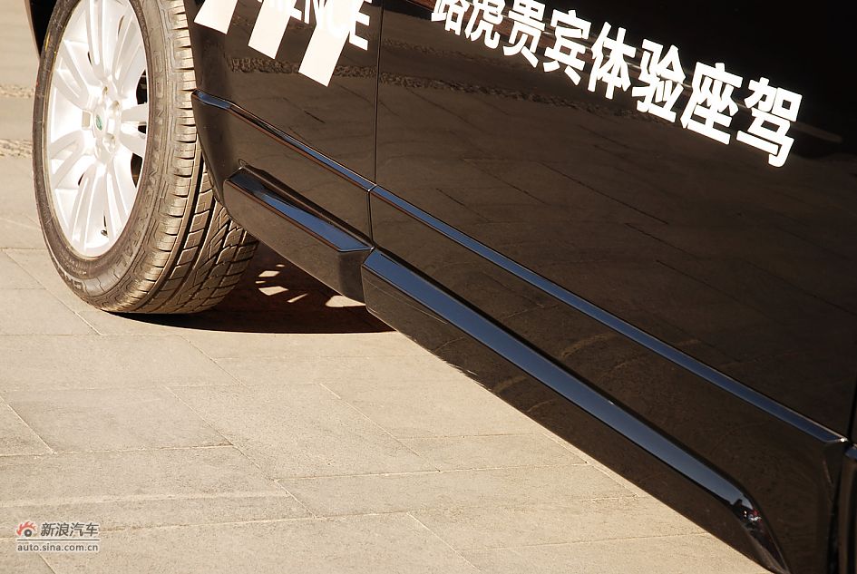 新浪汽车体验试驾全新路虎神行者2代