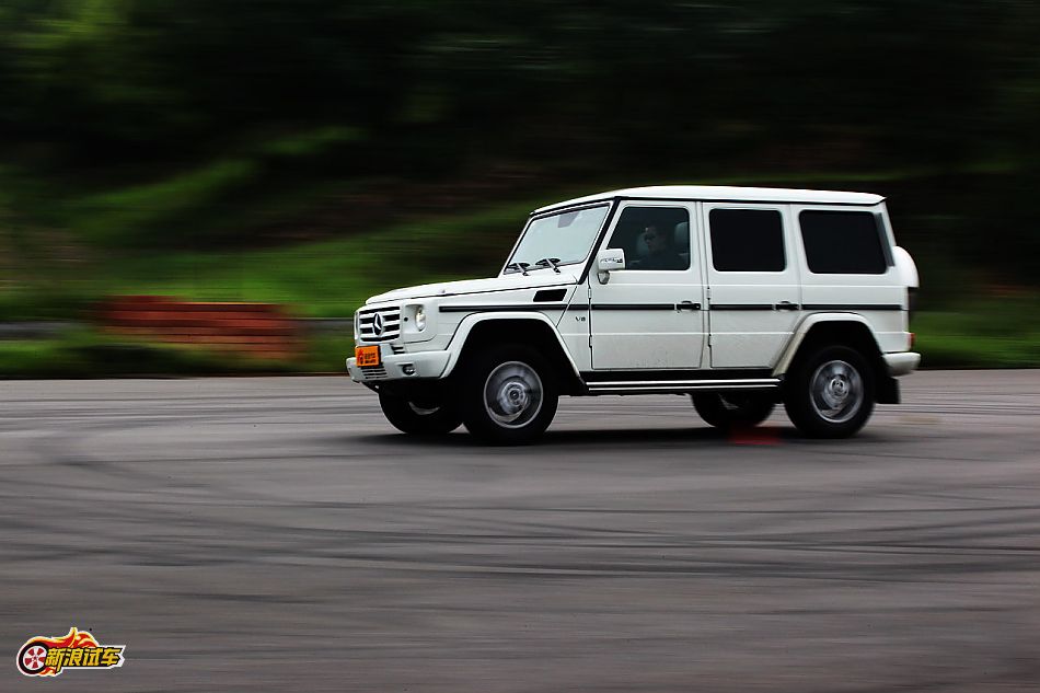 奔驰G500外观图片