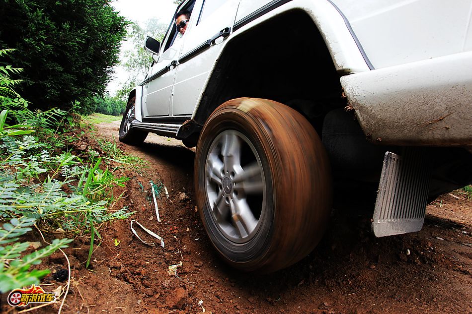 奔驰G500外观图片