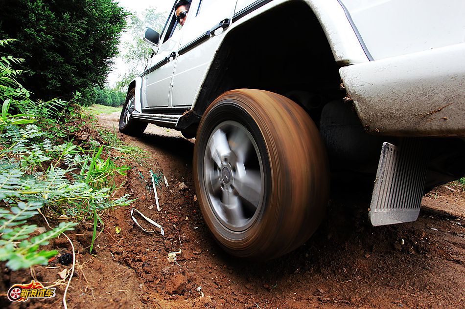 奔驰G500外观图片