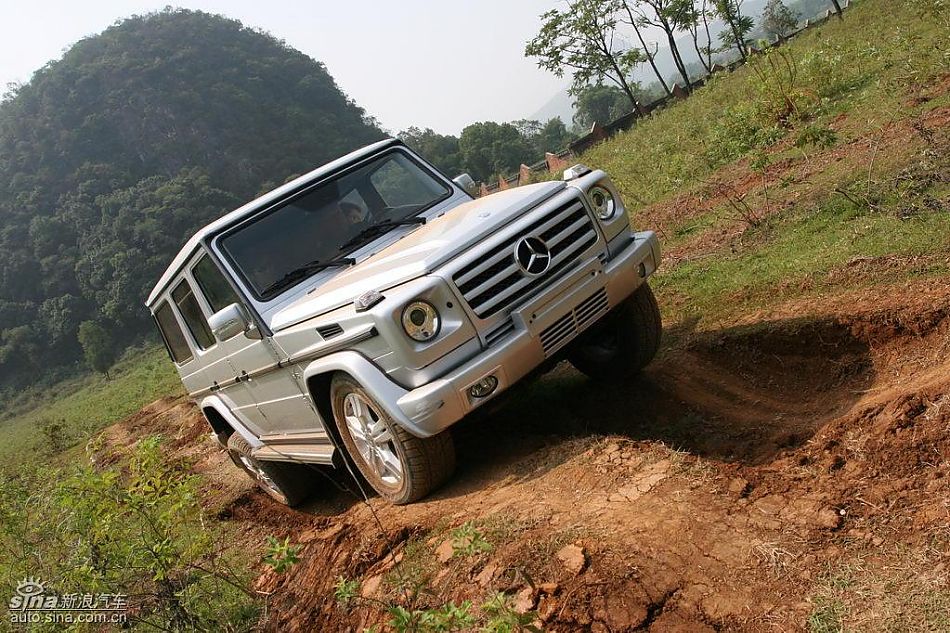奔驰G500穿越炮弹坑