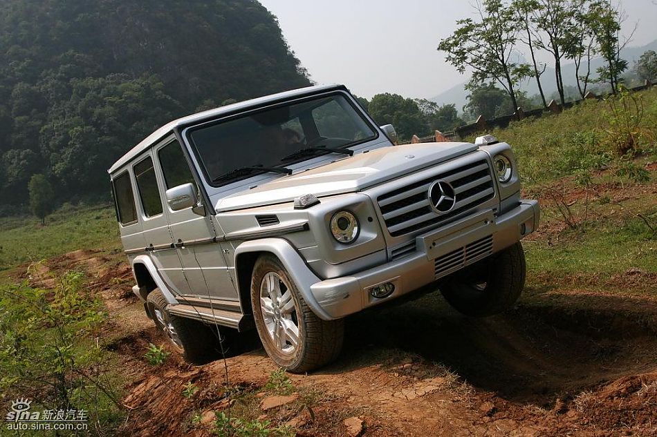 奔驰G500穿越炮弹坑