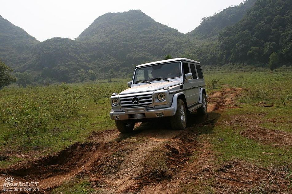 奔驰G500穿越炮弹坑