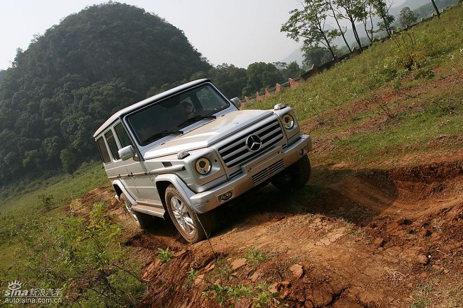 奔驰G500穿越炮弹坑