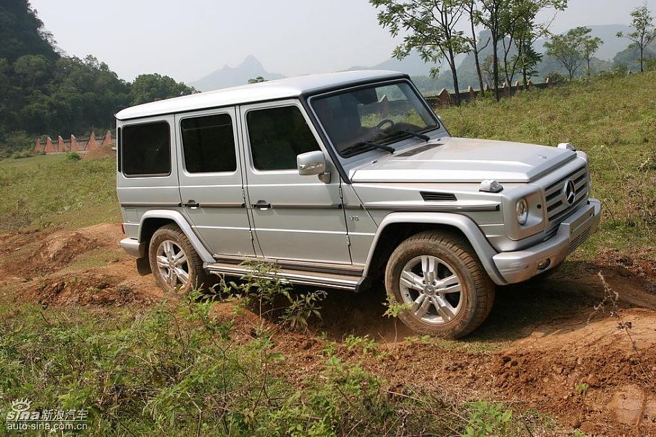奔驰G500穿越炮弹坑