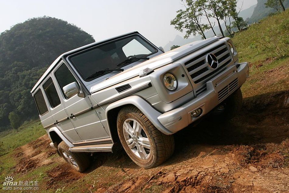 奔驰G500穿越炮弹坑
