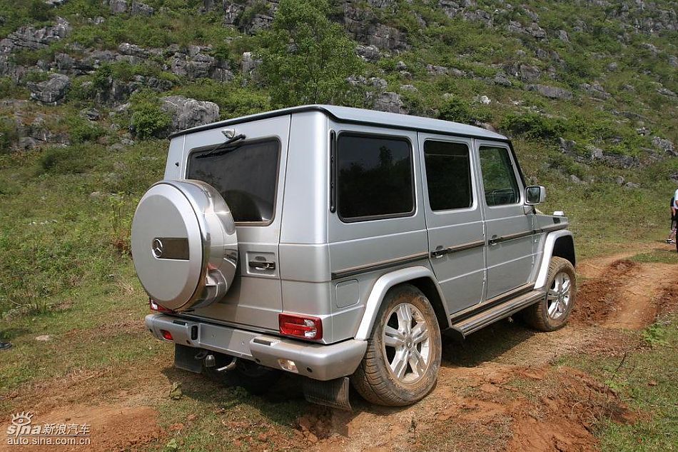 奔驰G500穿越炮弹坑