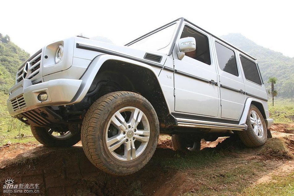 奔驰G500穿越炮弹坑