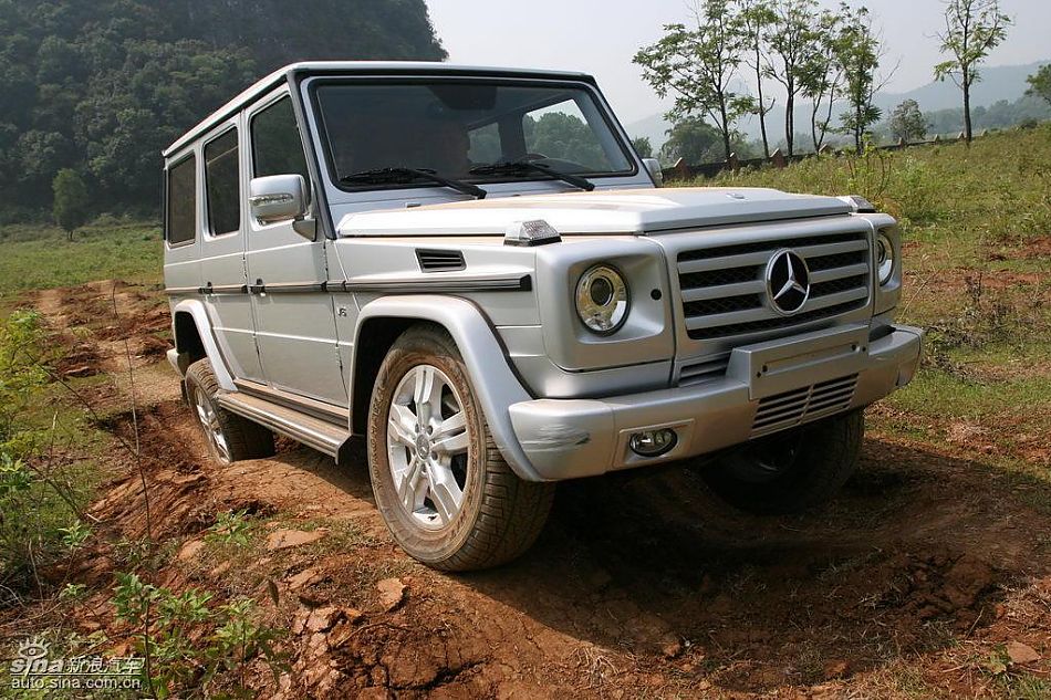 奔驰G500穿越炮弹坑