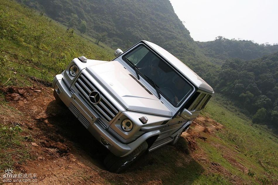奔驰G500穿越炮弹坑