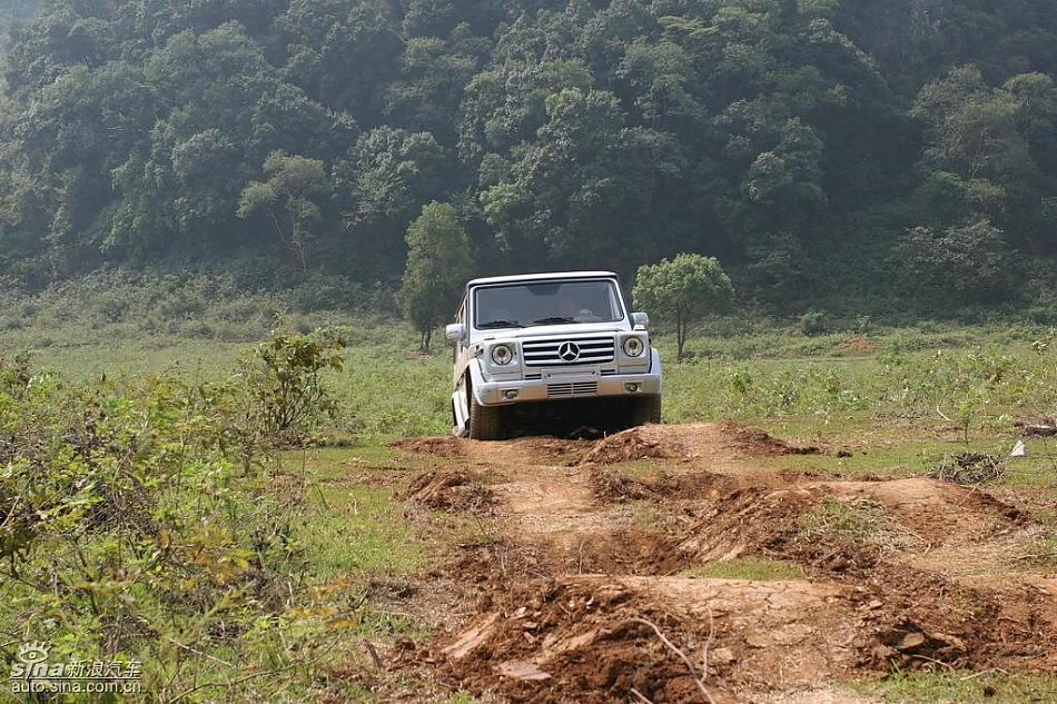 奔驰G500穿越炮弹坑