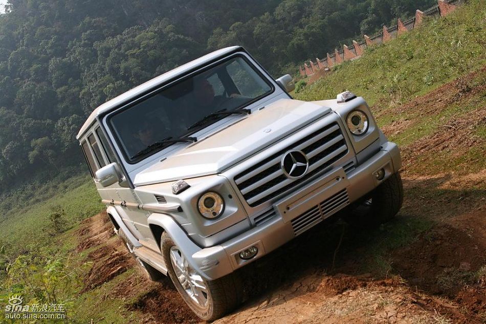 奔驰G500穿越炮弹坑