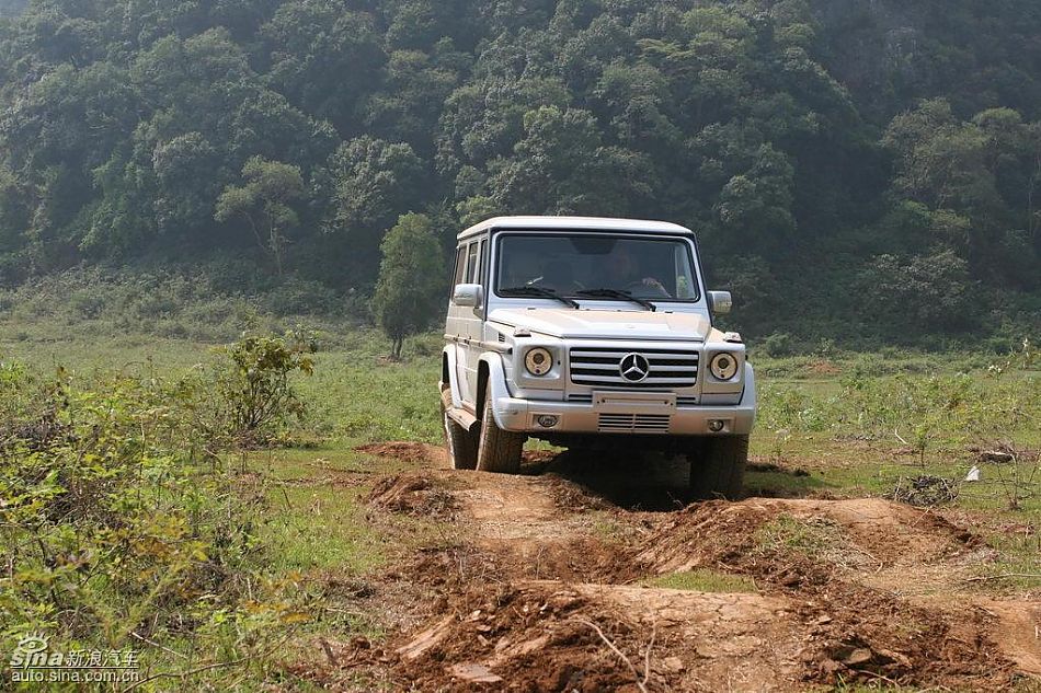 奔驰G500穿越炮弹坑