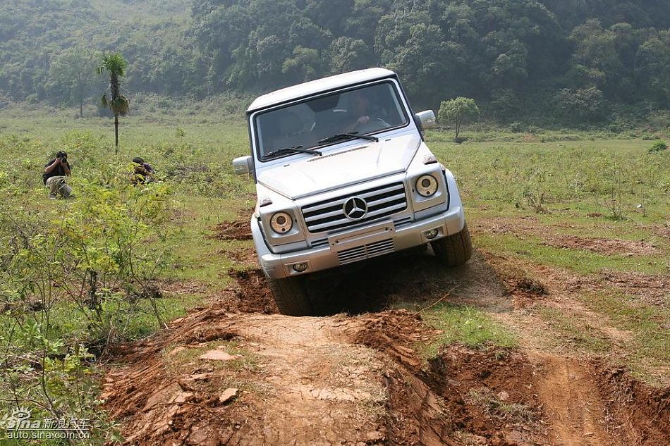 奔驰G500穿越炮弹坑