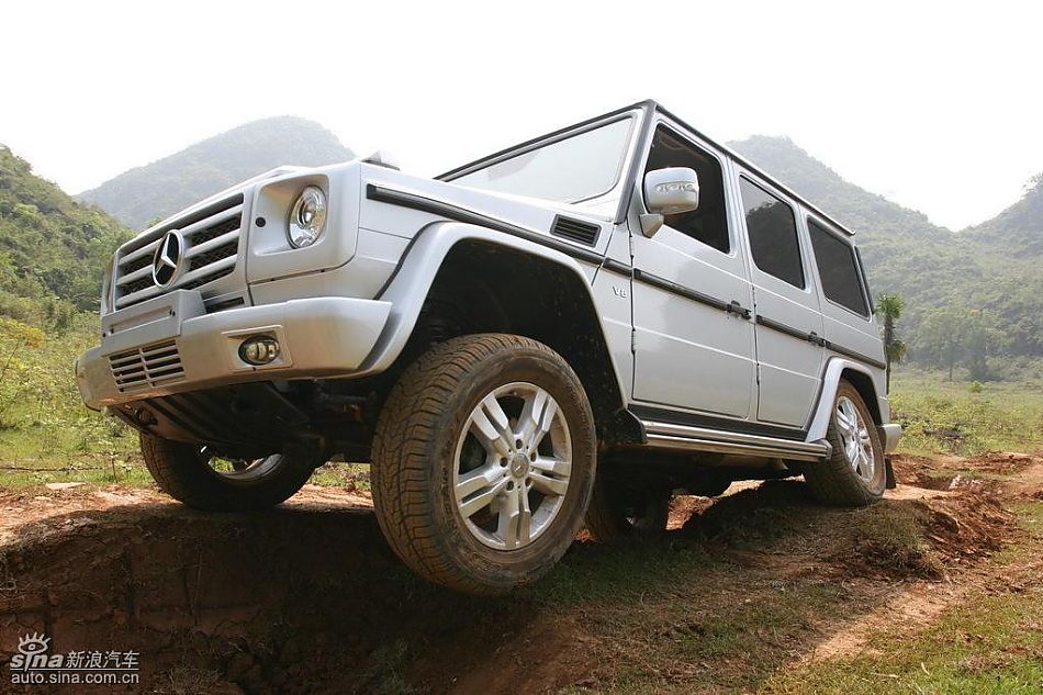 奔驰G500穿越炮弹坑