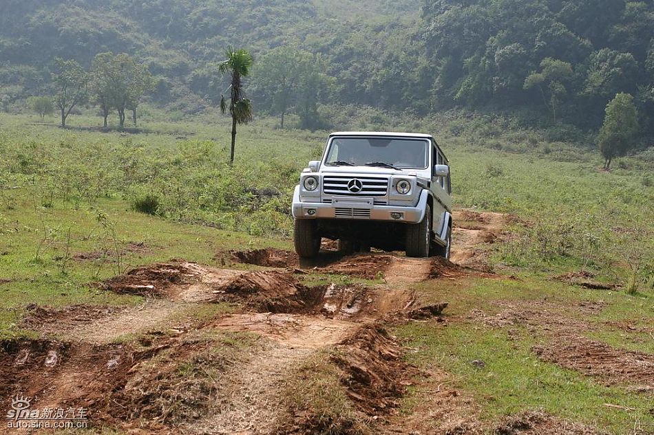 奔驰G500穿越炮弹坑