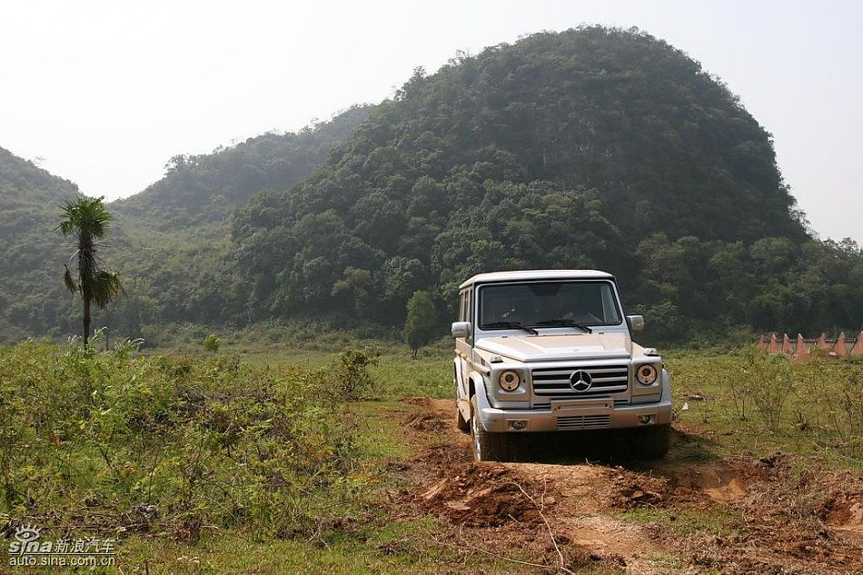 奔驰G500穿越炮弹坑