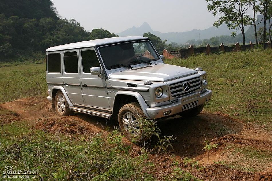 奔驰G500穿越炮弹坑