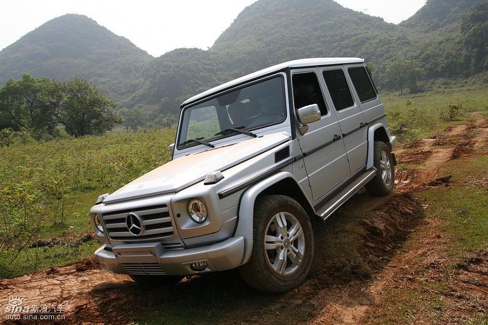 奔驰G500穿越炮弹坑