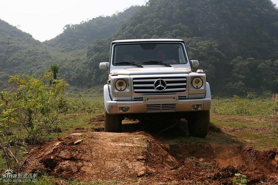 奔驰G500穿越炮弹坑