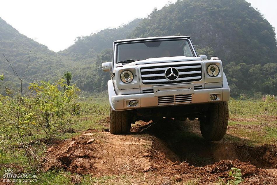 奔驰G500穿越炮弹坑