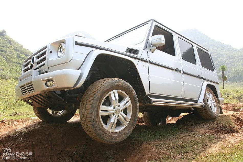 奔驰G500穿越炮弹坑