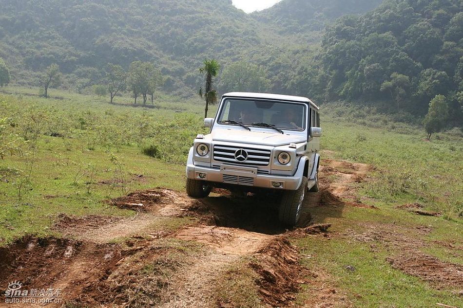奔驰G500穿越炮弹坑
