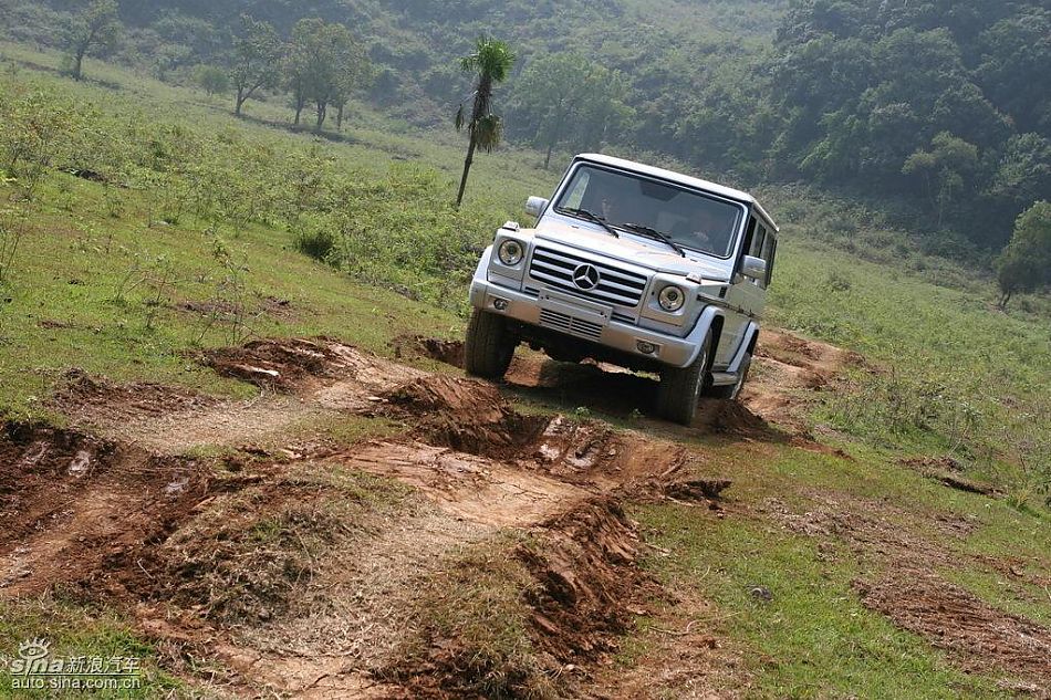 奔驰G500穿越炮弹坑