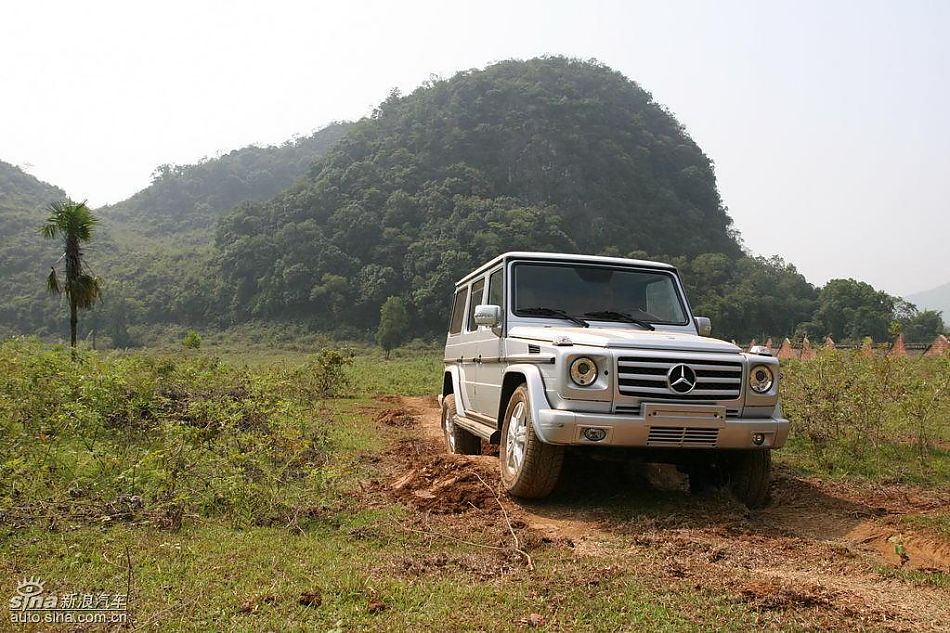奔驰G500穿越炮弹坑