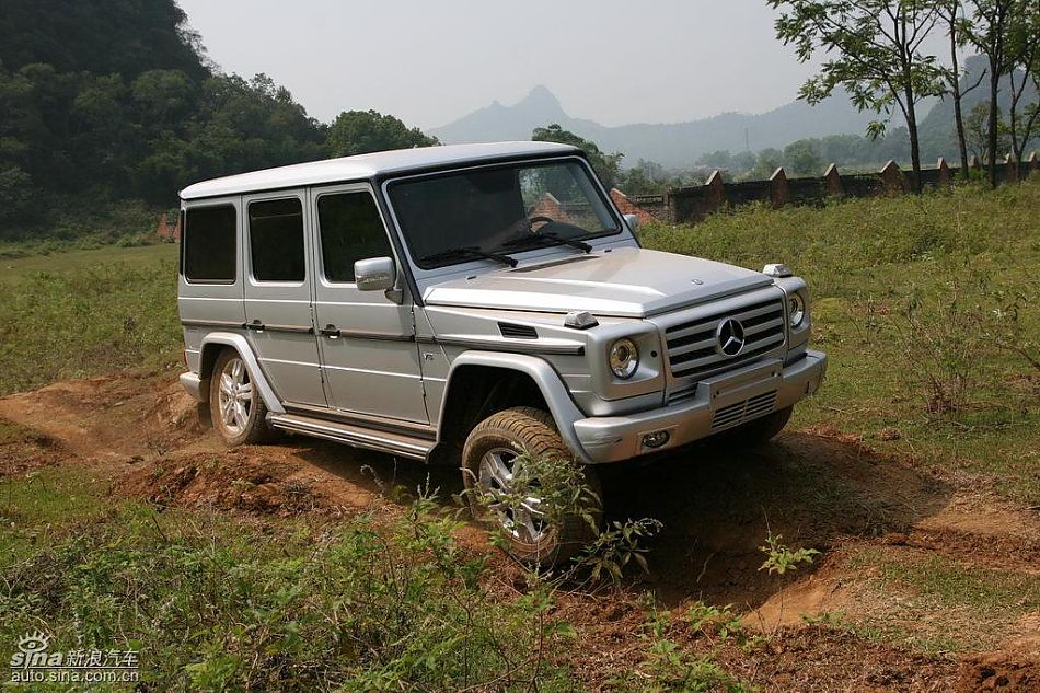 奔驰G500穿越炮弹坑