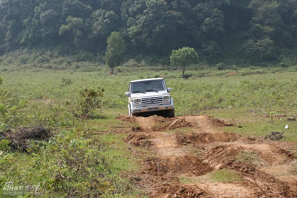 奔驰G500穿越炮弹坑