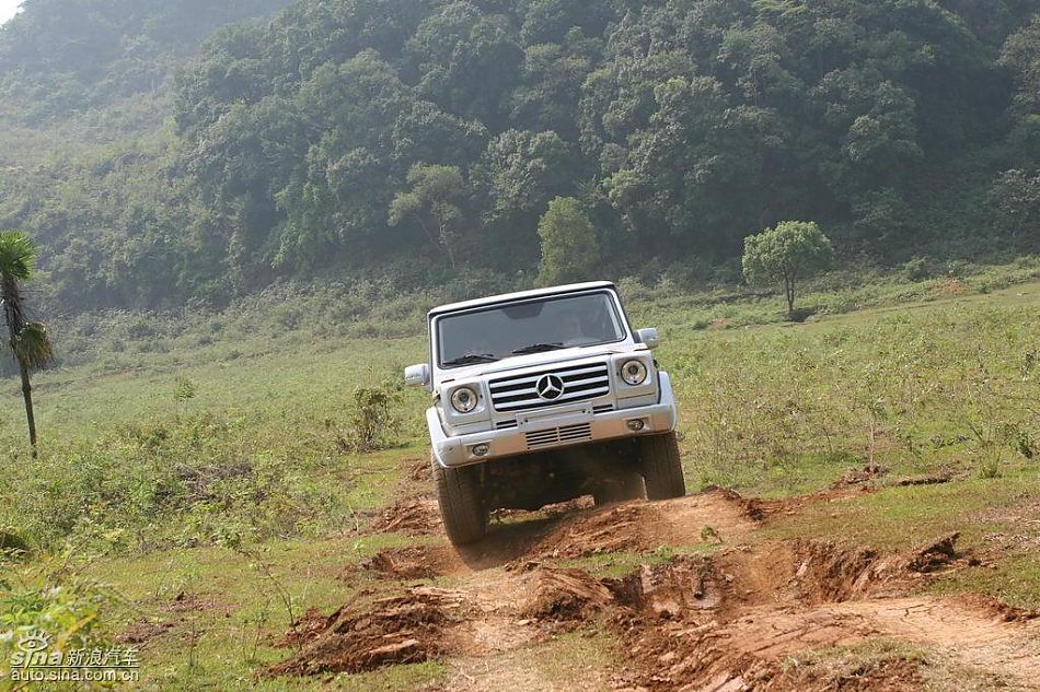 奔驰G500穿越炮弹坑