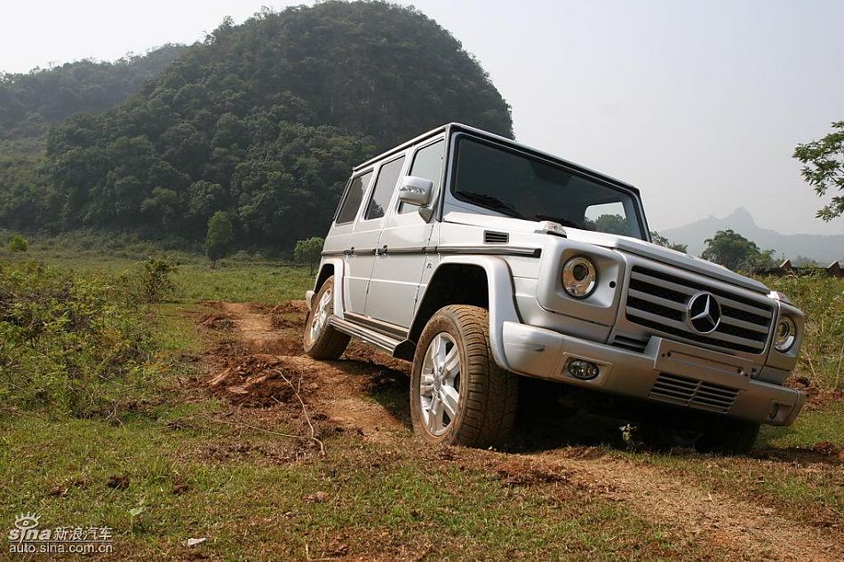 奔驰G500穿越炮弹坑