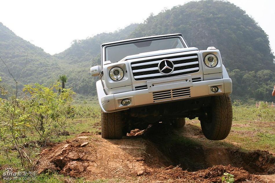 奔驰G500穿越炮弹坑